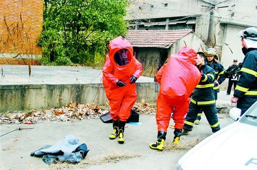 廢舊制冰廠房氨氣泄漏 消防戰士著防化服排險